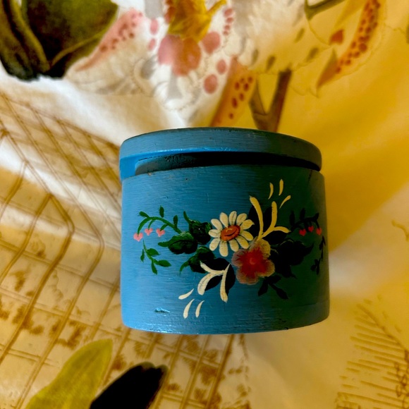 Small Wooden Box with Painted Rose Malling Design - Picture 4 of 8